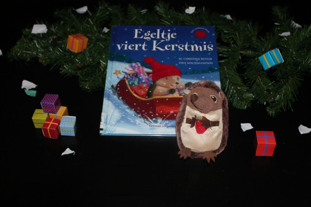 Egeltje viert Kerstmis, boek, egeltje, kerstversiering, muts