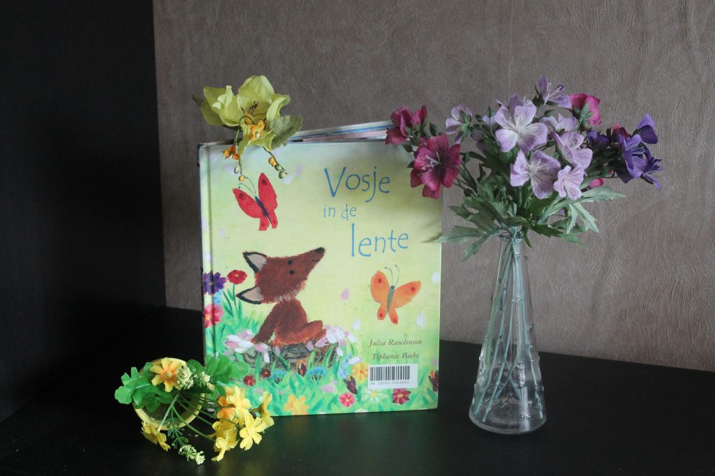 Boek Vosje, gele bloemen, vaasje met roze en paarse bloemen