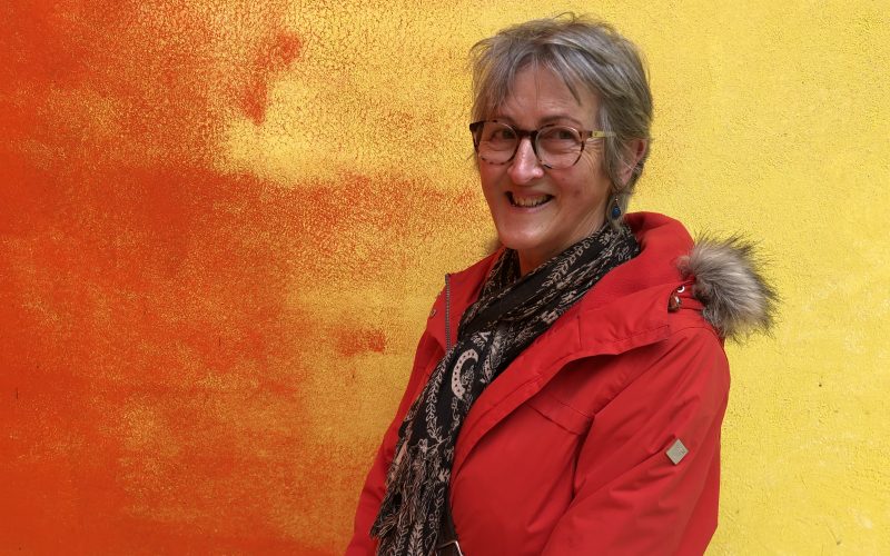 Marianne Witte voor oranje gele achtergrond