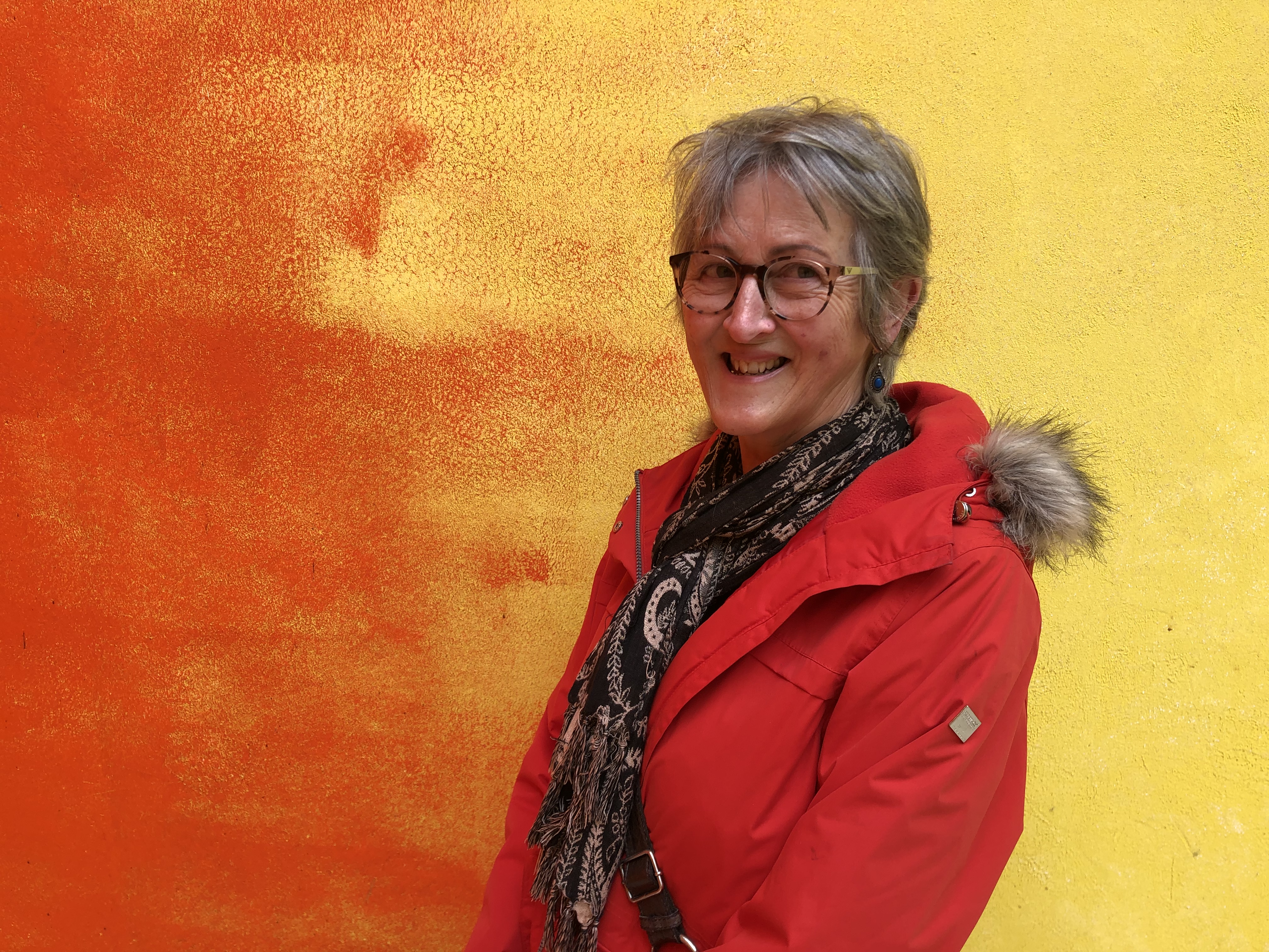 Marianne Witte voor oranje gele achtergrond