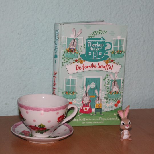 Boek, theekopje, konijn, Snuffels