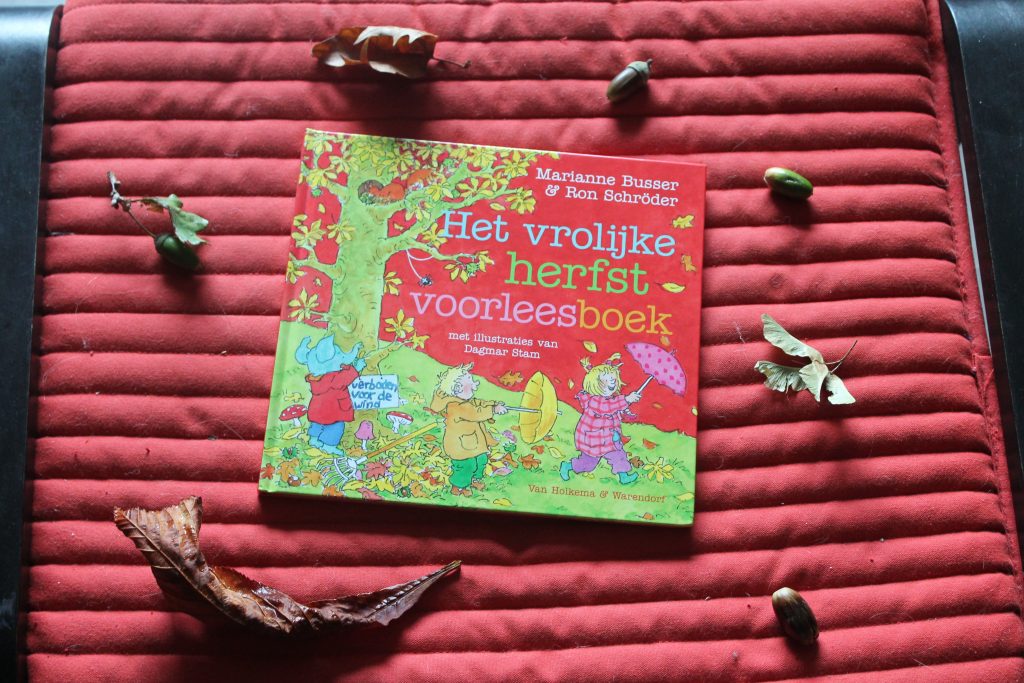 Boek, herfst, blaadjes, eikeltje, olifant, paraplus