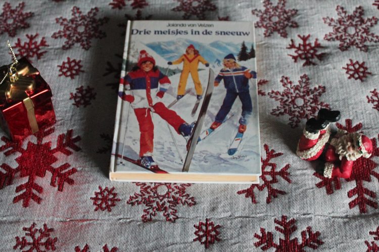 Drie meisjes in de sneeuw